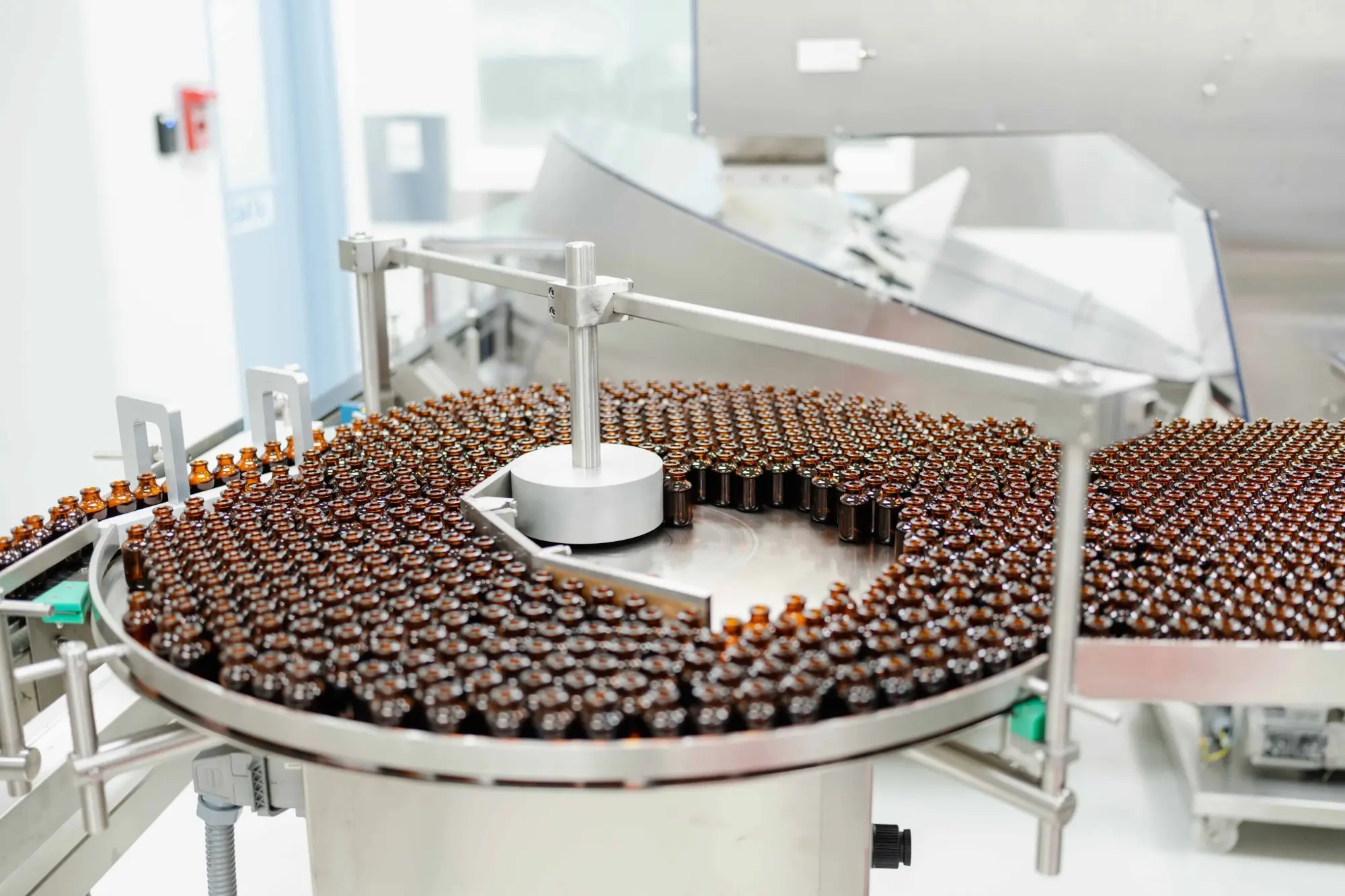 Bouteilles brunes dans une usine de fabrication