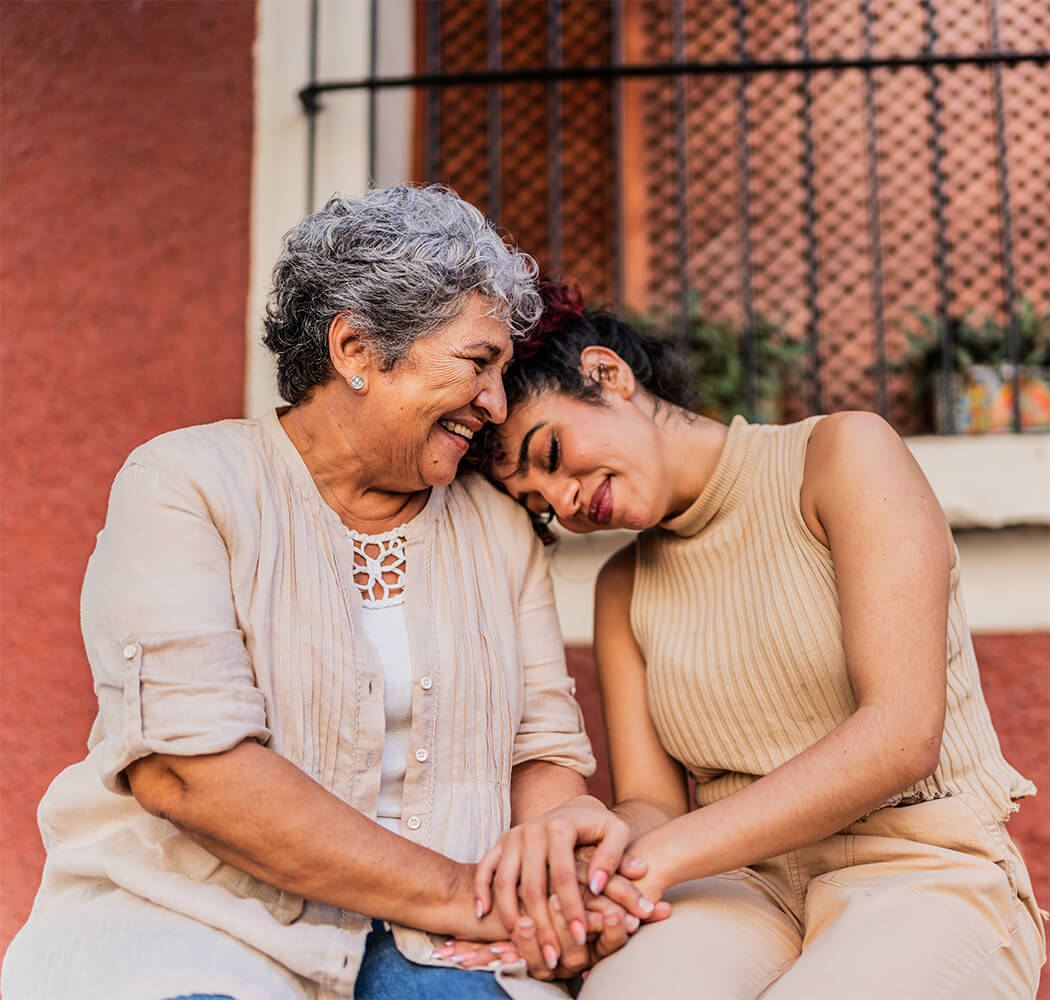 Mamá e hija abrazándose