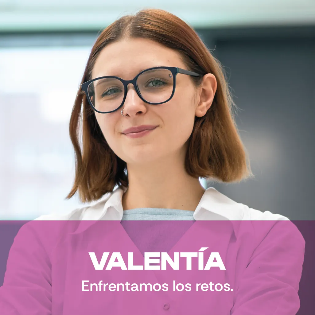 Valentía. Enfrentamos los desafíos. Una foto de una mujer joven mirando directamente con una expresión facial de confianza. Valentía. Enfrentamos los desafíos. Una foto de una mujer joven mirando directamente con una expresión facial de confianza.