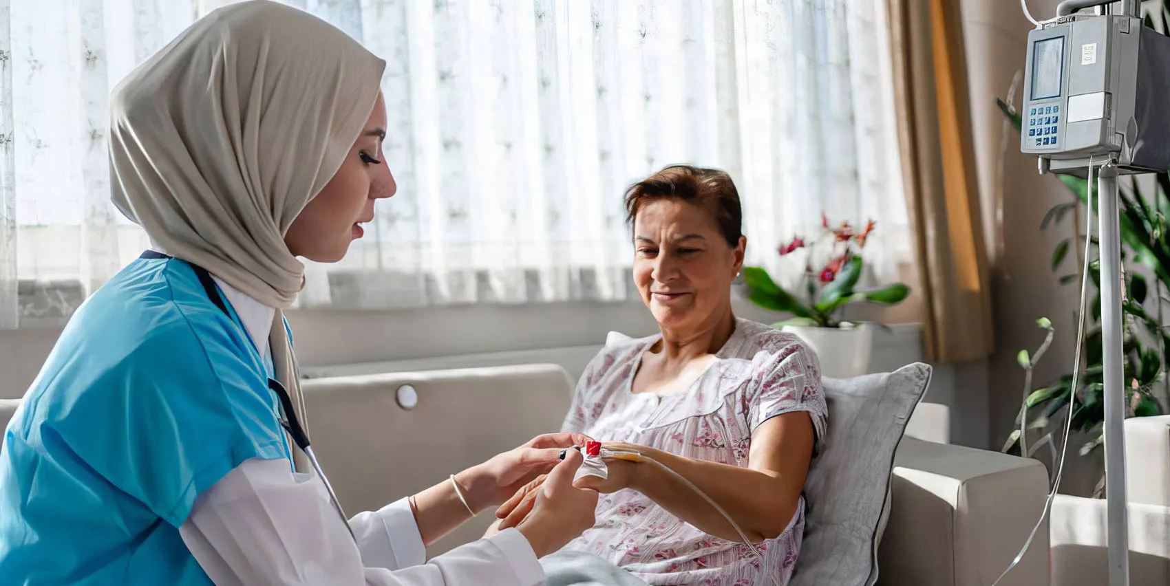 أخصائي الرعاية الصحية يساعد المريض